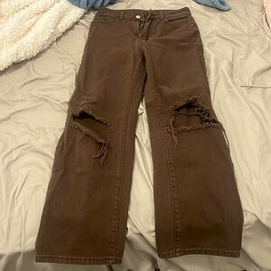 Hello I’m selling brown mid rise jeans
They are in good condition never wear